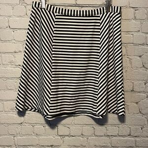 𝅺michael Kors Stripped Skirt Size 10 Black and White Striped